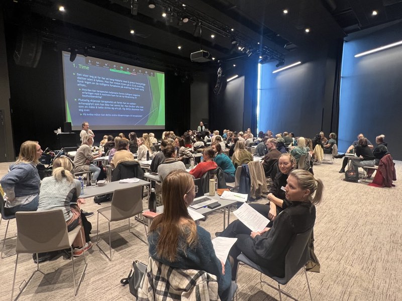 Studenter i faglig samarbeid på en samling ved Tunsberg Medisinske Skole